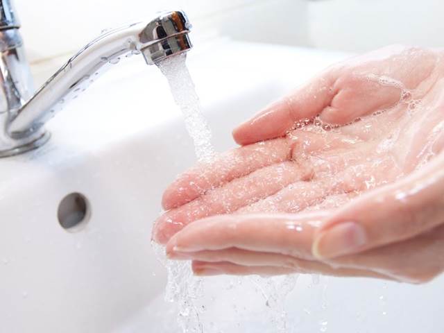 Jaká  je správná teplota vody na mytí rukou