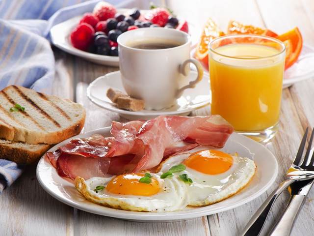 Vydatnou snídani zajistí místo prázdných cereálií vajíčka 