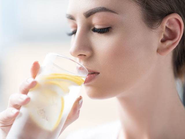 Výhody pití teplé vody s citronem po ránu