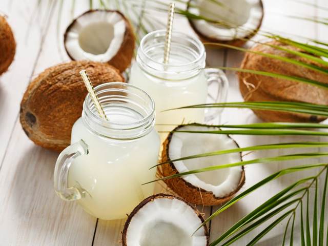 V létě si rozhodně dopřávejte kokosovou vodu