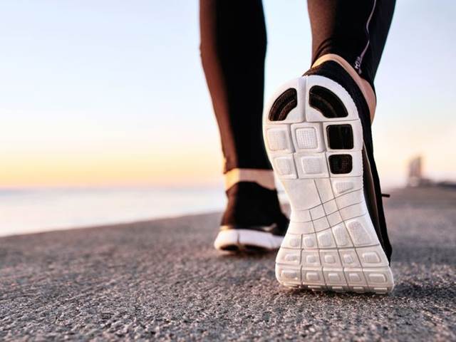 Deset minut chůze denně tělu hodně pomáhá