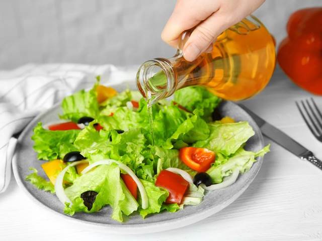 Ze zdravého salátu lze udělat kalorickou bombu