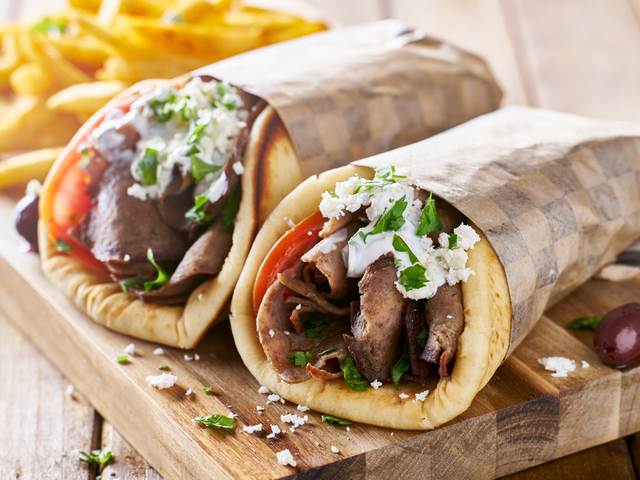 Domácí gyros s rajčatovým tzatziki a chlebem