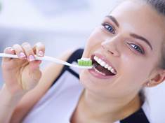 Důkladné čištění zubů může odvrátit demenci