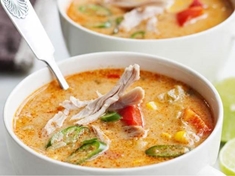 Pikantní, sytá thajská kuřecí polévka.
