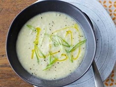 
	Krémová polévka ze zeleniny se sýrem.
